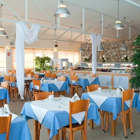 فندق Daphne Club 3*