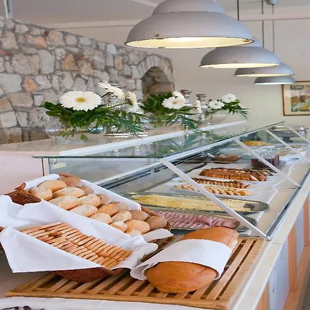 فندق Daphne Club 3*