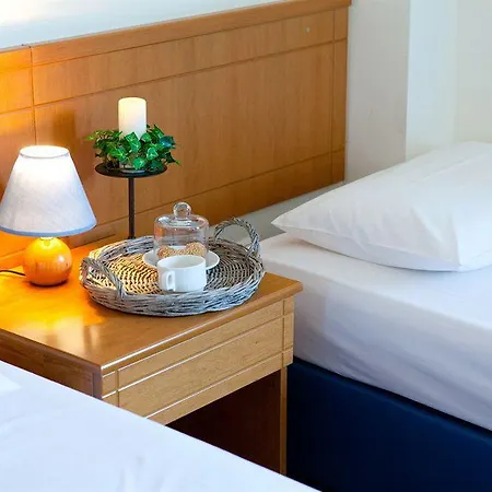 فندق Daphne Club 3*