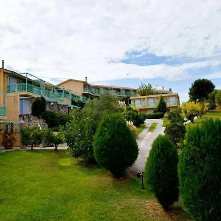 فندق Daphne Club 3*