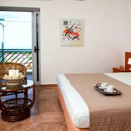 Hotel Daphne Club